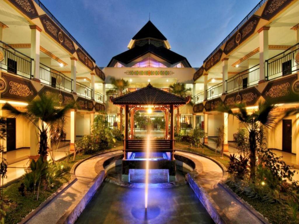 Yusro Hotel Restaurant & Convention Jombang Eksteriør billede