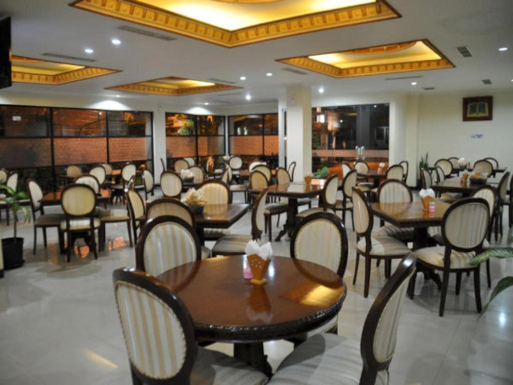 Yusro Hotel Restaurant & Convention Jombang Eksteriør billede