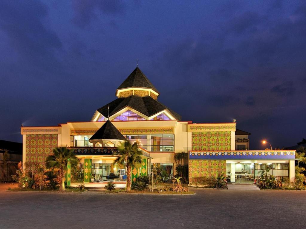 Yusro Hotel Restaurant & Convention Jombang Eksteriør billede