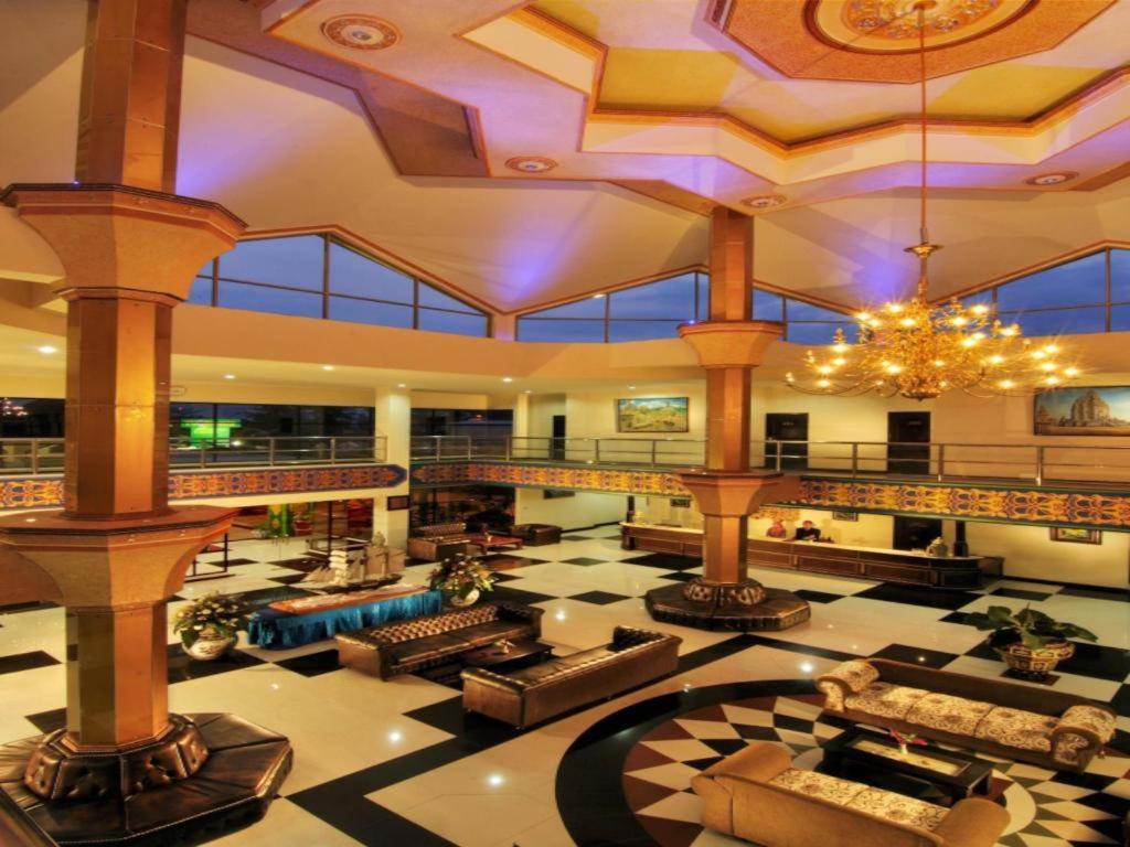 Yusro Hotel Restaurant & Convention Jombang Eksteriør billede