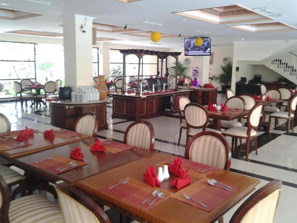 Yusro Hotel Restaurant & Convention Jombang Eksteriør billede