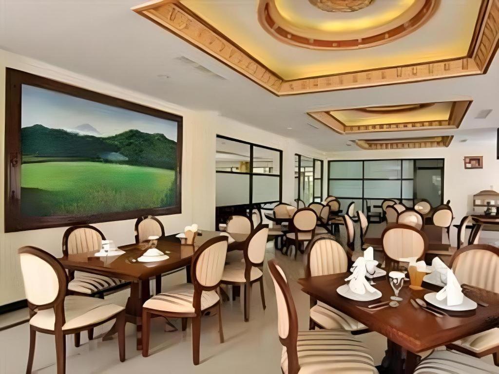 Yusro Hotel Restaurant & Convention Jombang Eksteriør billede