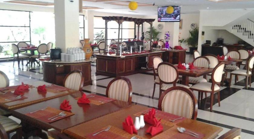 Yusro Hotel Restaurant & Convention Jombang Eksteriør billede