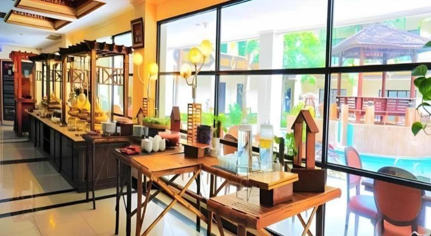 Yusro Hotel Restaurant & Convention Jombang Eksteriør billede