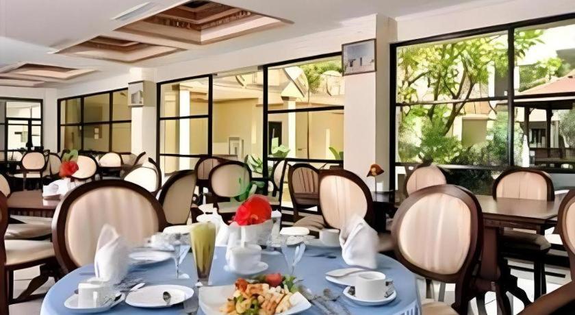 Yusro Hotel Restaurant & Convention Jombang Eksteriør billede