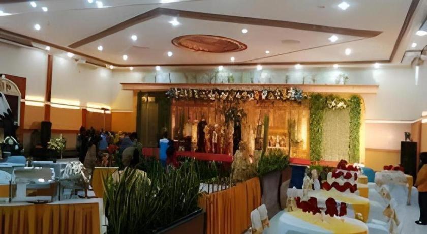 Yusro Hotel Restaurant & Convention Jombang Eksteriør billede
