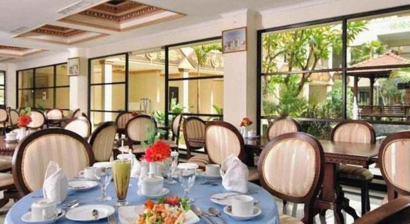 Yusro Hotel Restaurant & Convention Jombang Eksteriør billede
