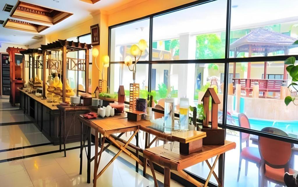 Yusro Hotel Restaurant & Convention Jombang Eksteriør billede